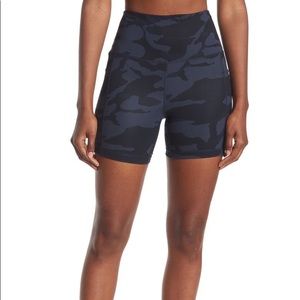 90 Degree High Rise Biker Short, 2 Side Slip Pockets Dark Navy Camo Sz S NWT